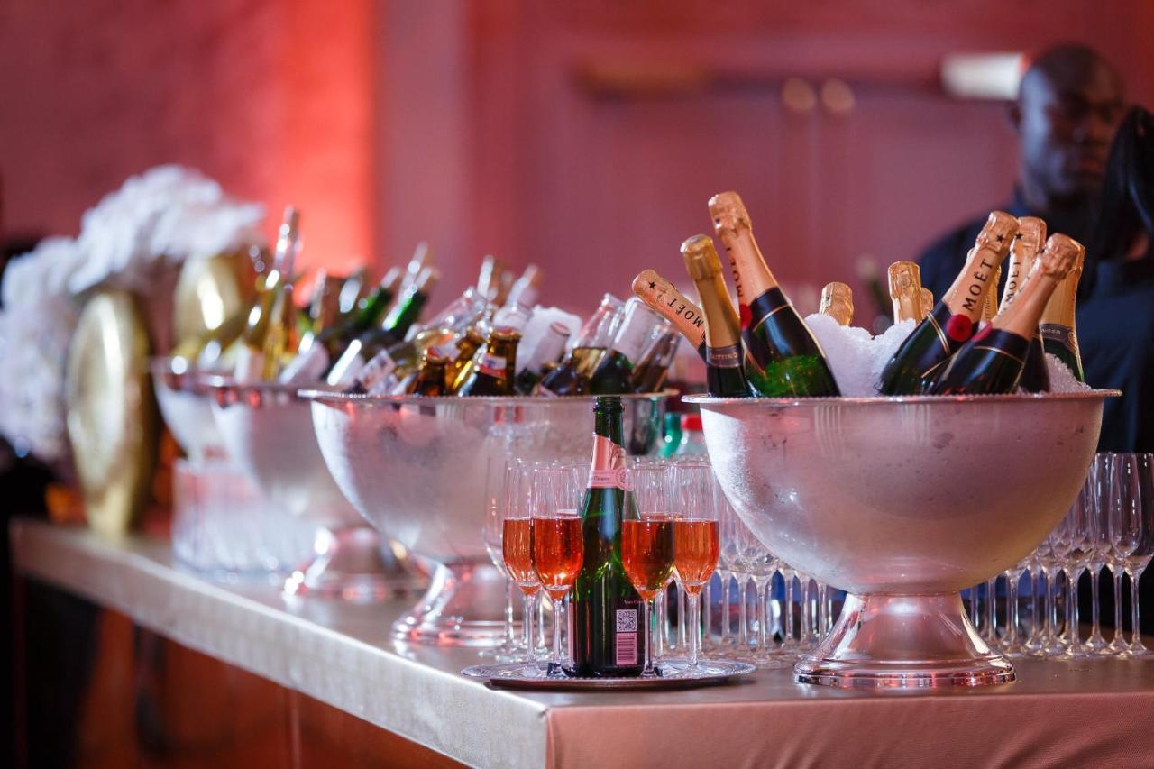Intercontinental New York Barclay Hotel By Ihg Esterno foto Champagne bottles in a champagne cooler