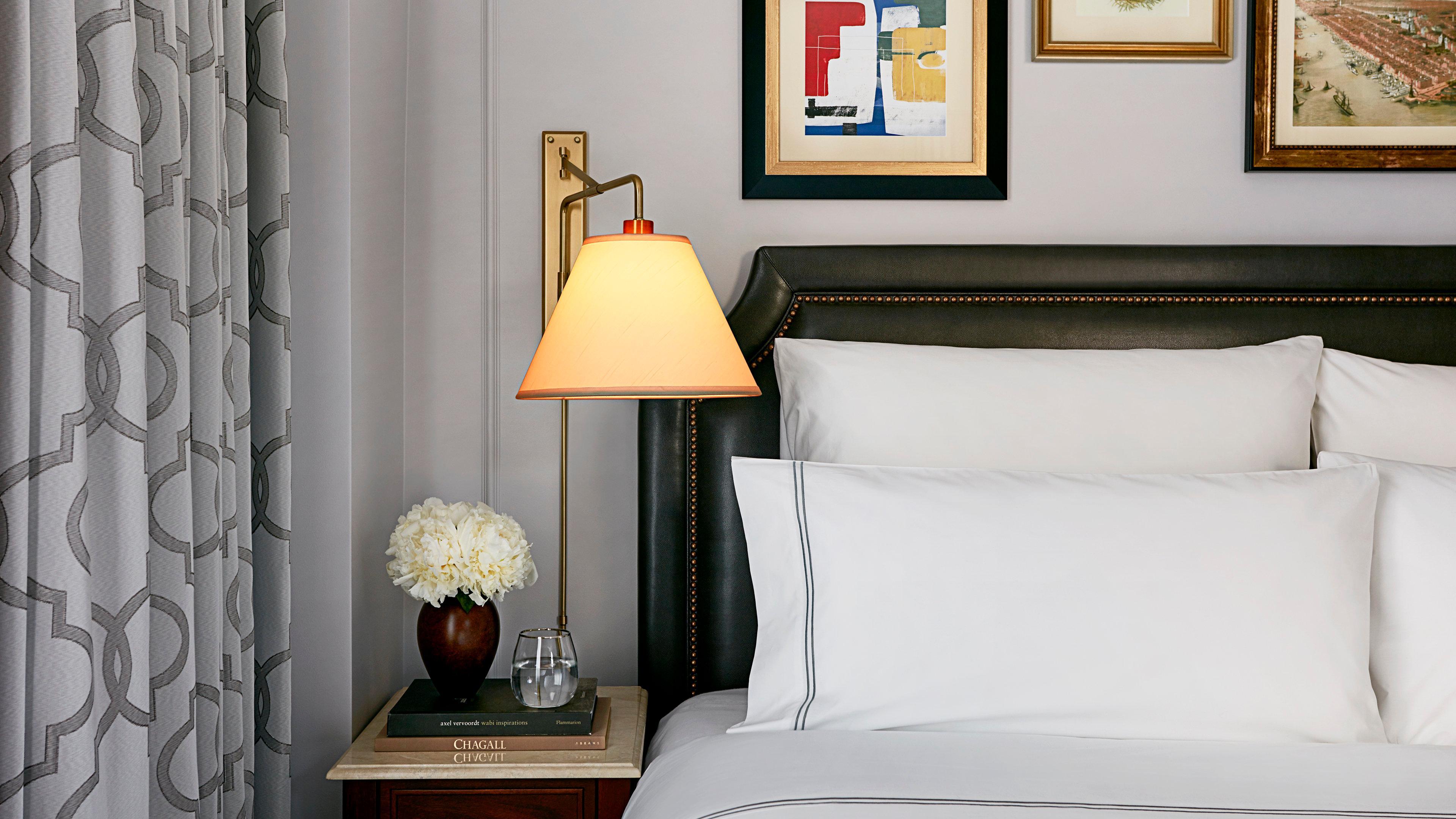 Intercontinental New York Barclay Hotel By Ihg Esterno foto A lamp on a bedside table