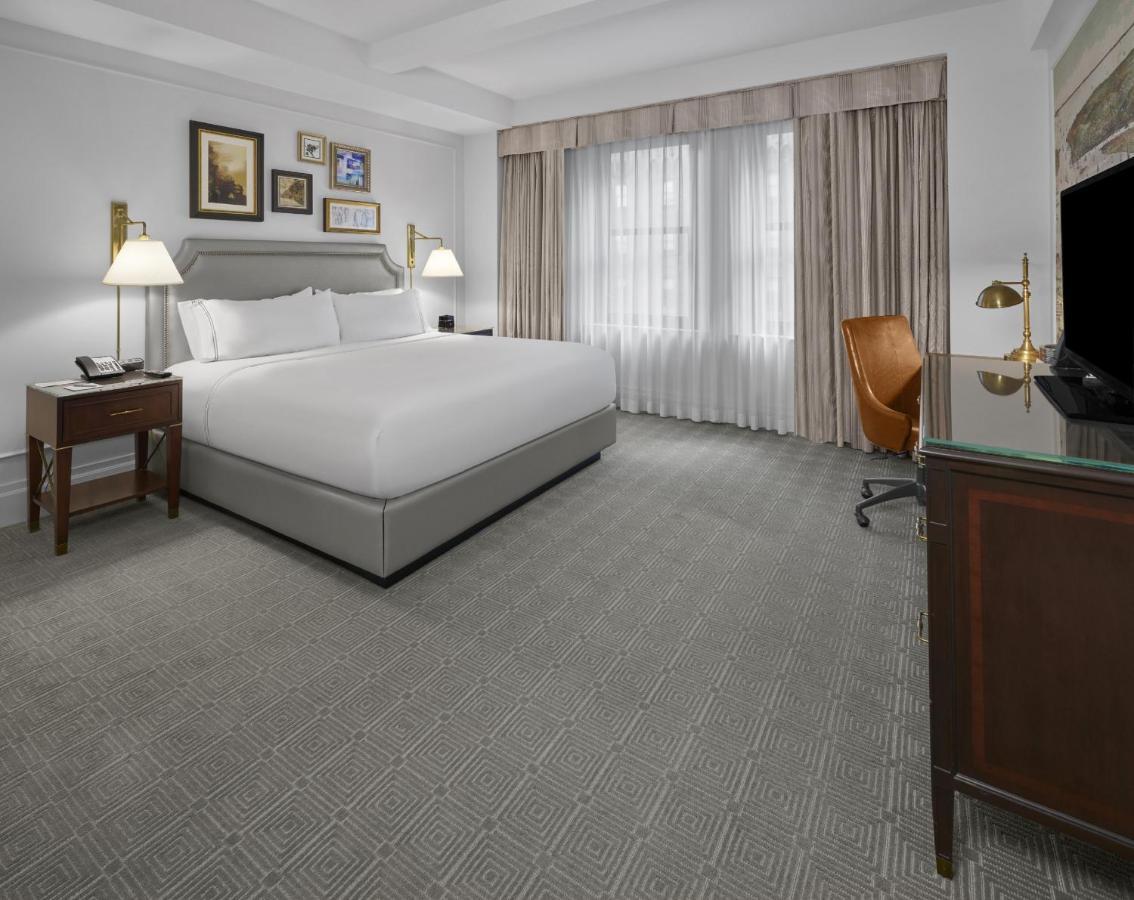 Intercontinental New York Barclay Hotel By Ihg Esterno foto A guest room at the Waldorf Astoria Washington DC