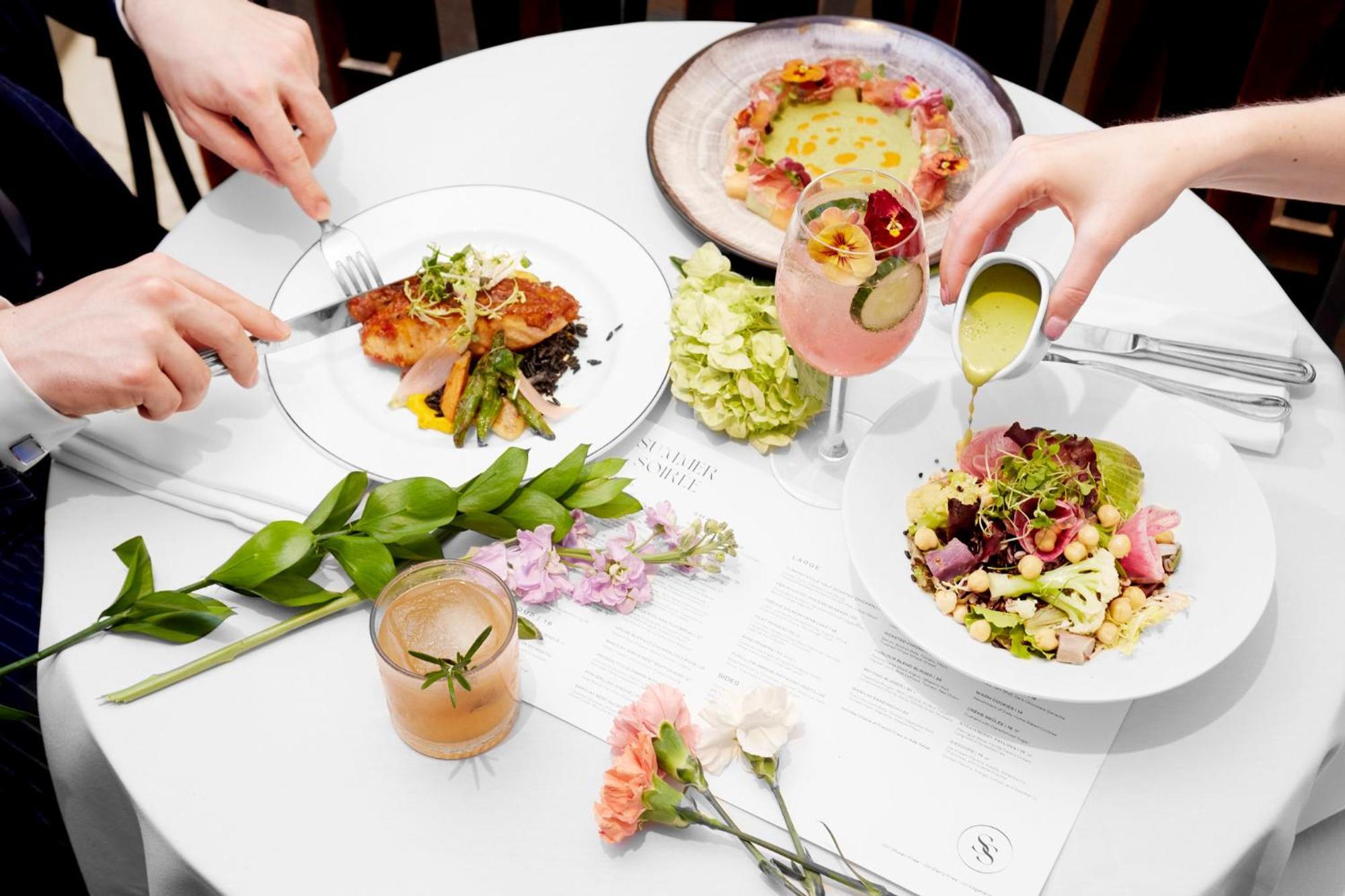 Intercontinental New York Barclay Hotel By Ihg Esterno foto Dishes at the restaurant