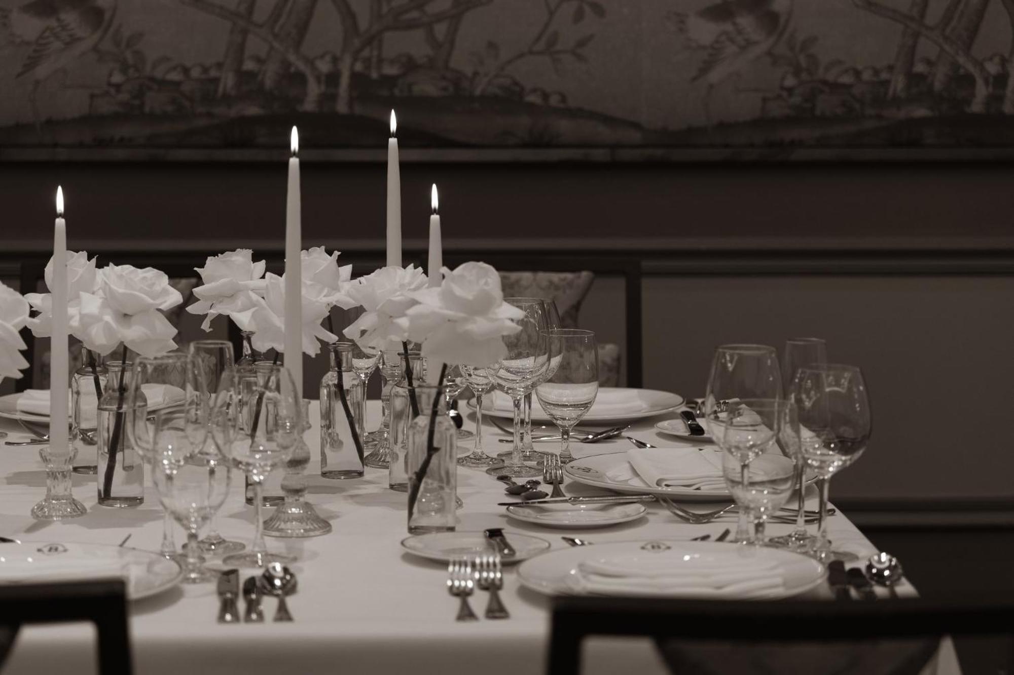 Intercontinental New York Barclay Hotel By Ihg Esterno foto A table set for a formal dinner